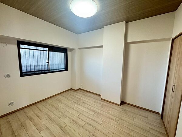 【洋室】穏やかな光が差し込む室内には、穏やかな時間が流れます。休日には、落ち着いた空間で自分の趣味を楽しむのはいかがですか。