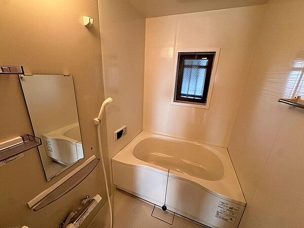 【ユニットバス】マンションにめずらしい、浴室に窓ございますよ！ゆったりとくつろげる綺麗な浴室ですよ！綺麗なお風呂で一日の疲れを癒してくださいね！