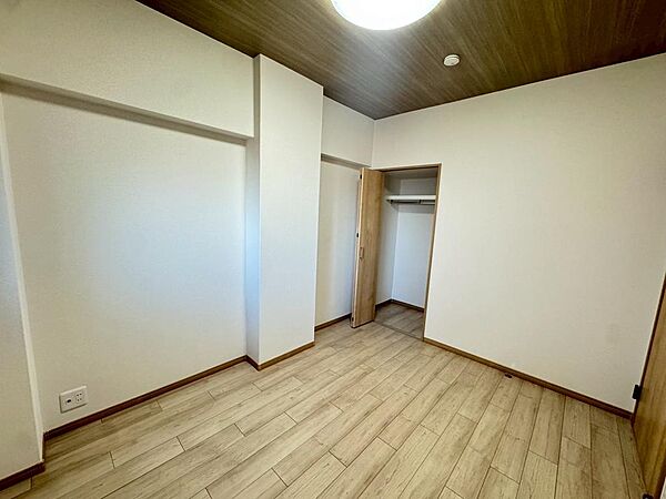 【クローゼット】お部屋を広く利用するために必須なクローゼットあります♪もちろんお荷物を収納されても良しの勝手の良いクローゼットは嬉しいですね♪