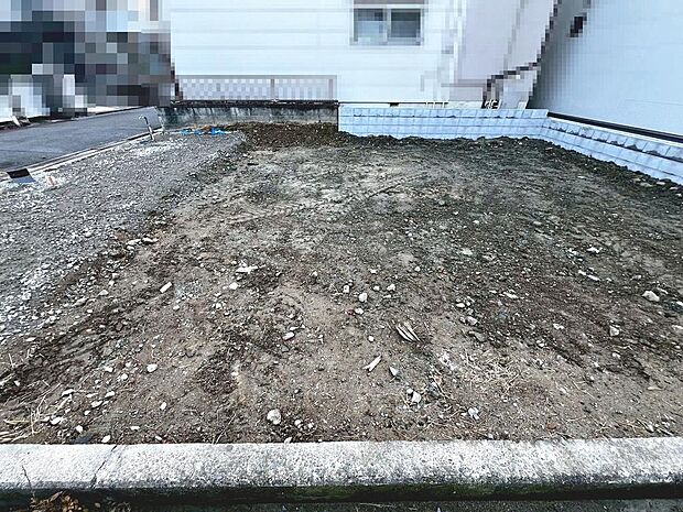 温水洗浄便座ですので、寒い日も温かい便座で安心して使用していただけますよ！トイレ１階と２階の２ヶ所あります♪忙しい朝や家族の多いご家庭も安心ですね！