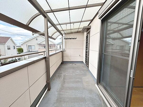 奥行き有り屋根付きのバルコニーは少々の雨でもお洗濯できますね♪
