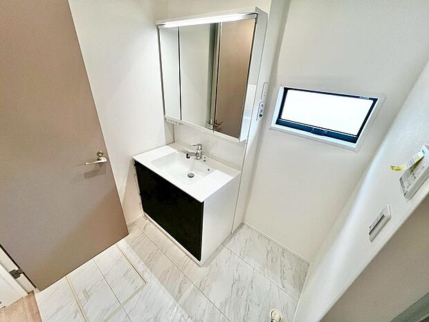 ゆとりのある洗面室ですよ！朝の身支度もスムーズにできますね！