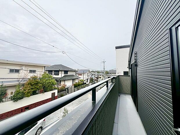 南西面バルコニーですので、日当り良好で洗濯物が良く乾きそうですね！