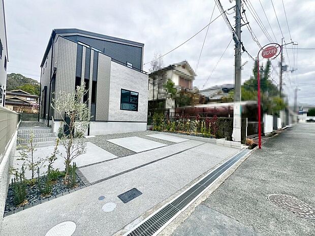 前面道路は幅員約6.2mと通行もスムーズです♪