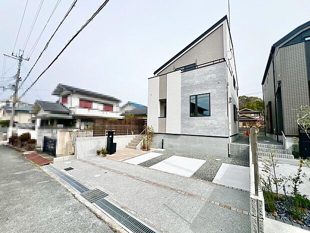 前面道路は幅員約6.2mと通行もスムーズです♪