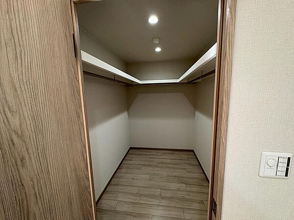 【収納】奥行のあるウォークインクローゼットで天井まで有効活用できるよう棚が設置されています。