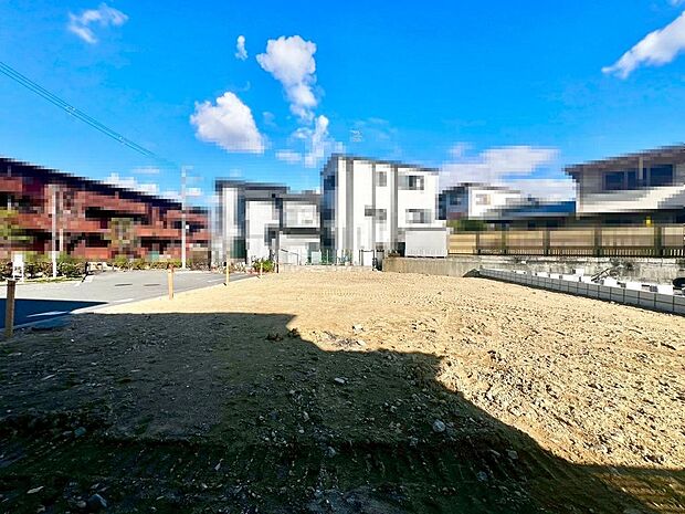 【3口コンロのシステムキッチンです】対面式を採用したキッチンですので、リビングで寛ぐご家族をいつも感じられます!会話を楽しみながら家事ができますね♪