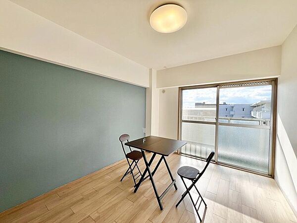 【洋室】穏やかな光が差し込む室内には、穏やかな時間が流れます。休日には、落ち着いた空間で自分の趣味を楽しむのはいかがですか。
