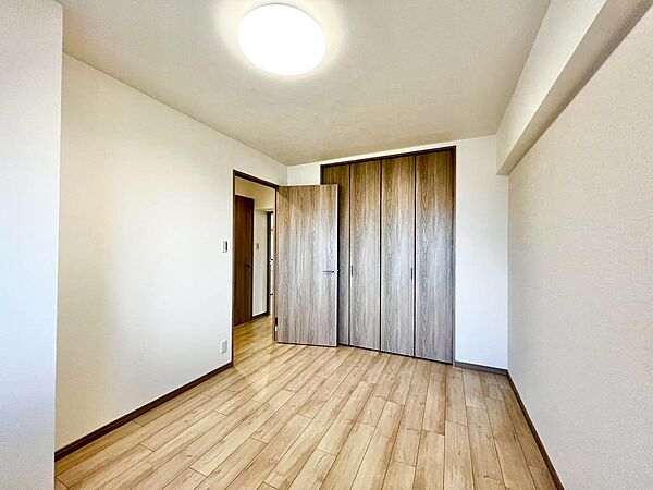 【クローゼット】お部屋を広く利用するために必須なクローゼットが全室付いています♪もちろんお荷物を収納されても良しの勝手の良いクローゼットは嬉しいですね♪