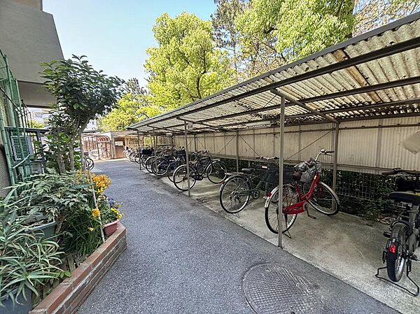 駐輪場に屋根があるので、雨の日に自転車が濡れにくく嬉しいですね！