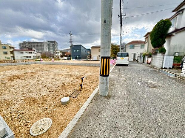 【浴室乾燥機付きです】一坪以上の浴室でのびのび一日の疲れを癒して下さいね！浴室に窓が付いているので、換気ができて湿気やカビ防止になりますよ♪