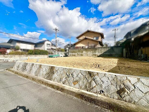 【ＬＤＫ約１６．６帖】大きな窓のあるリビングは、陽光あふれる明るい空間です♪居心地良く、ご家族皆がゆったり寛げる憩いの空間となりそうです♪