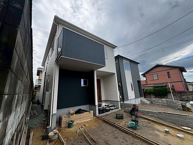 並列に駐車２台可能！車の出し入れもスムーズに出来ますね♪