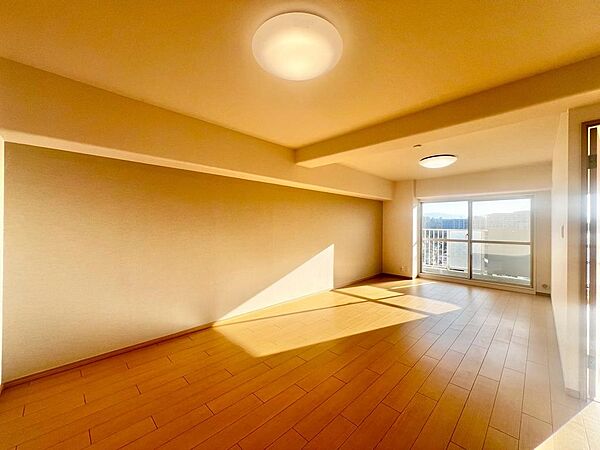 【ＬＤＫ約１５．５帖】南西向きの明るいリビングは家族が自然に集まる空間になりますね♪♪