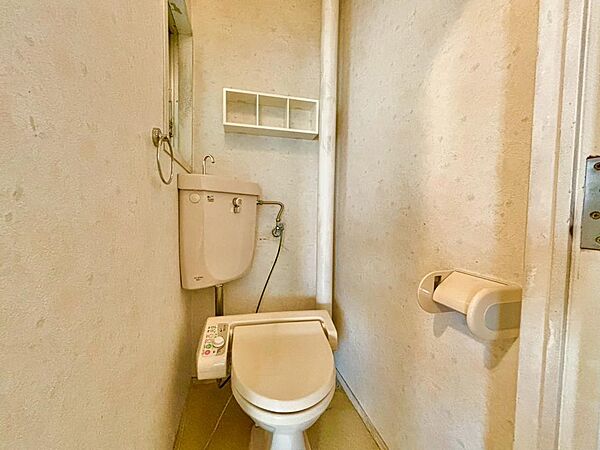 トイレ内に窓があるので、換気しやすく匂いもこもりませんね！