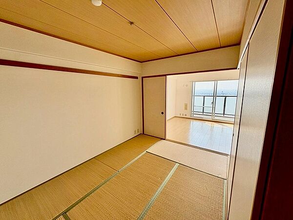 【和室あります】イグサの香りで癒しの空間です♪リビングの横にあるので、お子様のお昼寝スペースにもいいですね♪