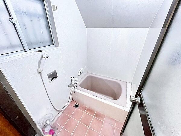 ゆったりとくつろげる綺麗な浴室ですよ！時間短縮でシャワーだけの方も多いですが、一日の疲れを癒すため湯船に浸かれば心身ともにリラックスできますね♪