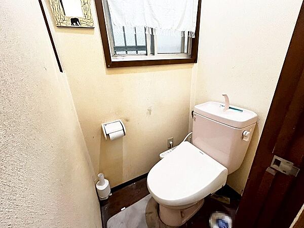 窓があり、明るく、臭いがこもりませんので、来客用トイレとして清潔に保てます！