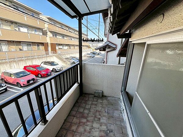 バルコニーに屋根ついてますので、突然の雨も洗濯ものが濡れにくく嬉しいですね！
