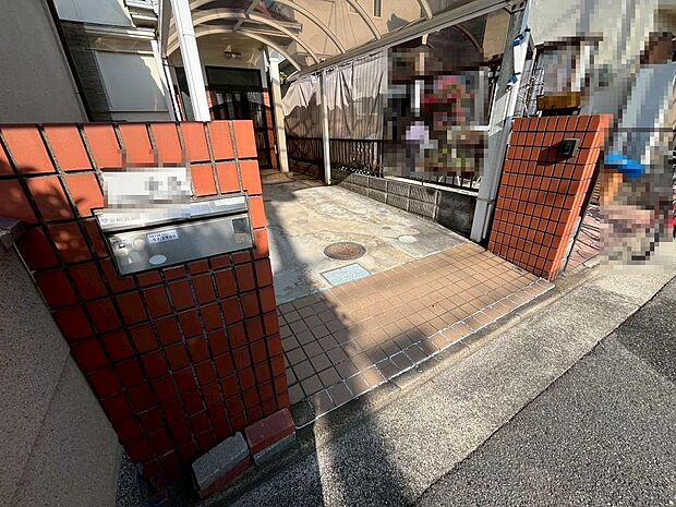 【浴室乾燥機付きです】一坪以上の浴室でのびのび一日の疲れを癒して下さいね！浴室に窓が付いているので、換気ができて湿気やカビ防止になりますよ♪