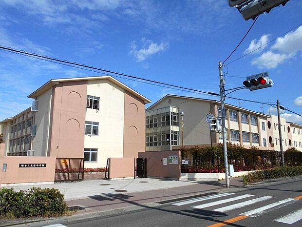 美原中学校まで徒歩２２分