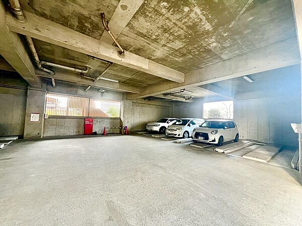 【駐車場】敷地内駐車場（月額：9000円～10000円）ございますよ！空き情報確認必要です！詳しくは担当までお問い合わせください！