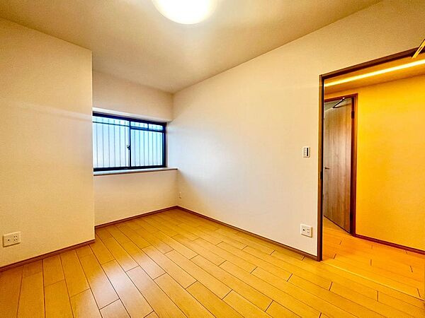 クロス・フローリング張替！綺麗な壁や床で室内が明るくなりますね！爽やかな気分でお過ごしいただけますよ！