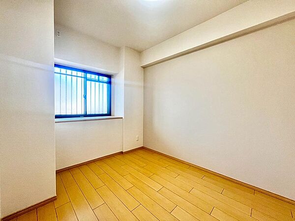【洋室】穏やかな光が差し込む室内には、穏やかな時間が流れます。休日には、落ち着いた空間で自分の趣味を楽しむのはいかがですか。