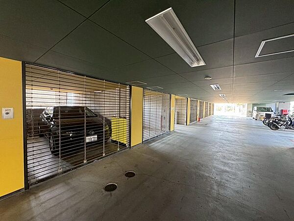 【駐車場】敷地内駐車場（月額：8000円～10000円）ございますよ！要確認！詳しくは担当までお問い合わせください！