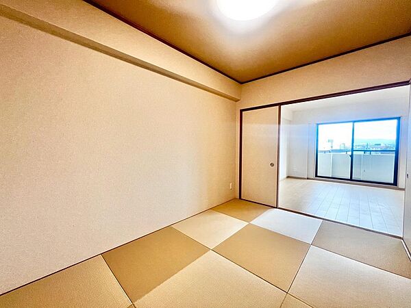 和室ございます♪一息つく時の癒しの空間や客間にも使えますね！リビングに隣接しているので、お子様のお昼寝スペースにもぴったりです♪