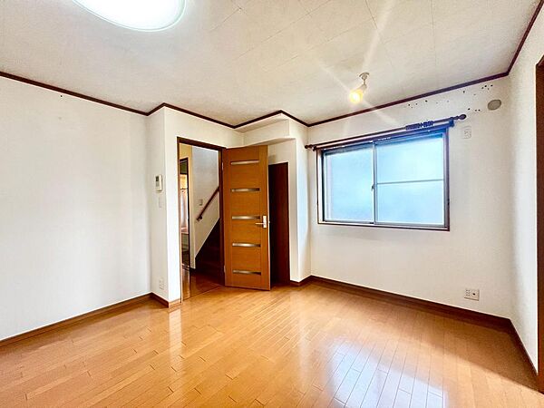 【ＬＤＫ約１２．１８帖】暮らしの中心となるリビングは、家族みんなが心地よく過ごせる癒しの空間ですよ♪