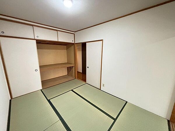 【和室】一息つく時の癒しの空間や客間にも使えますね！和室はリビングに隣接してますので、繋げると広々お使い頂けますよ！来客時にも嬉しいですね♪