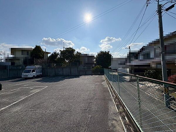 神野公園まで徒歩１０分♪気軽な近さでお散歩コースやジョギングコースにもいいですね♪気分もリフレッシュされますよ♪