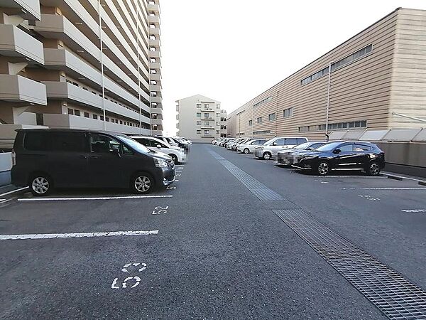 【駐車場】敷地内駐車場（月額：9000円～12000円）ございますよ！要確認！詳しくは担当までお問い合わせください！