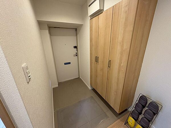 【玄関】ゆとりの玄関ですよ！靴の脱ぎ履きがしやすいですね！