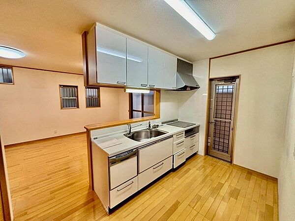 対面式を採用したキッチンですので、リビングで寛ぐご家族をいつも感じられます！会話を楽しみながら家事ができますね♪♪