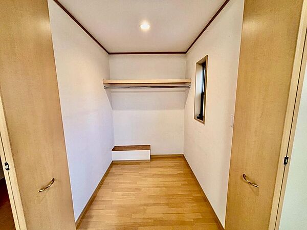 【収納】奥行のあるウォークインクローゼットで天井まで有効活用できるよう棚が設置されています。