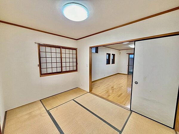 和室ございます♪一息つく時の癒しの空間や客間にも使えますね☆お子様のお昼寝スペースにもぴったりです♪