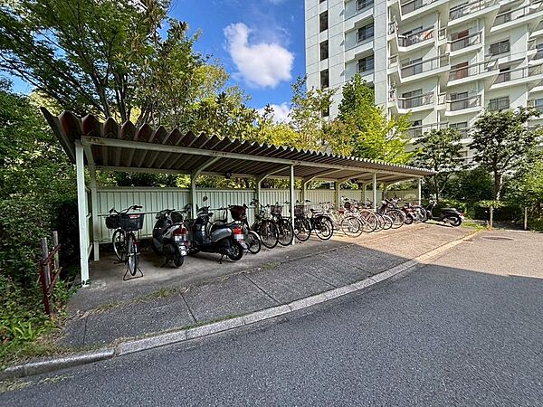 【駐輪場】屋根ございますので、雨で自転車が濡れないのは、嬉しいポイントですね！