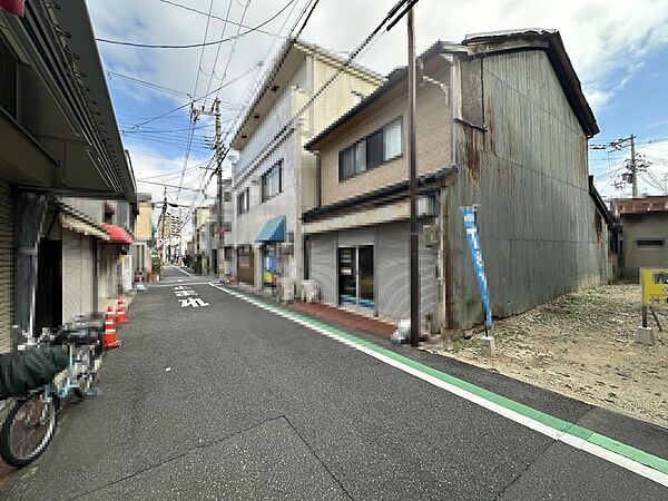 周辺にはスーパーや薬局など、商業施設がそろっていますよ！とても住みやすい環境ですよ♪