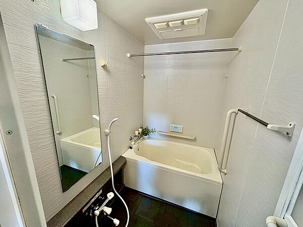 ゆったりとくつろげる綺麗な浴室ですよ！時間短縮でシャワーだけの方も多いですが、一日の疲れを癒すため湯船に浸かれば心身ともにリラックスできますね♪