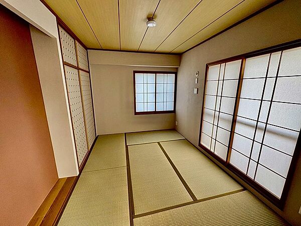 お子様と遊んだり、お客様を泊めたり、ゲストルームとしても利用できる和室♪タタミの良い香りがします♪