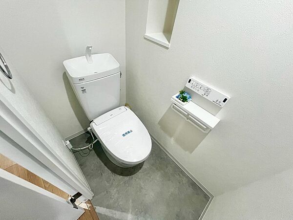 温水便座洗浄便座ですので、寒い日も温かい便座で安心して使用していただけますよ！
