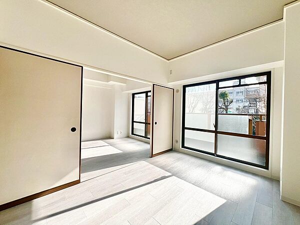 穏やかな光が差し込む室内には、穏やかな時間が流れます。休日には、落ち着いた空間で自分の趣味を楽しむのはいかがですか。