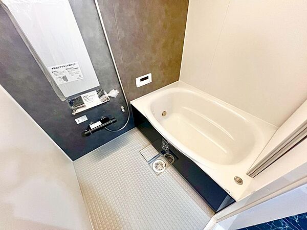 【浴室】ゆったりとくつろげる綺麗な浴室ですよ！時間短縮でシャワーだけの方も多いですが、一日の疲れを癒すため湯船に浸かれば心身ともにリラックスできますね♪