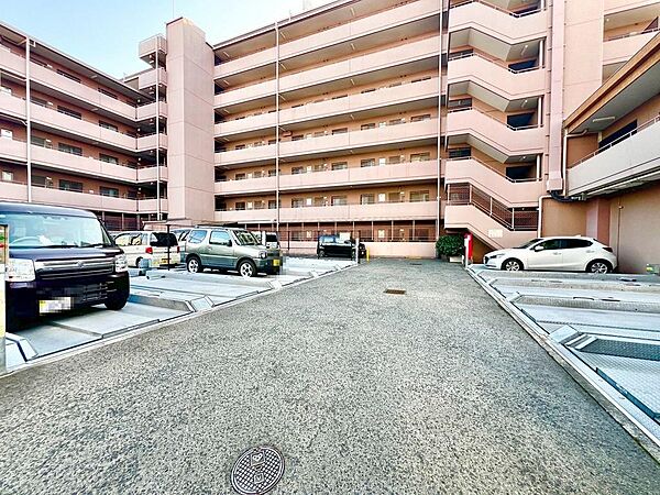 【駐車場】敷地内駐車場ございますよ！空き状況確認必要です！詳しくは担当までお問い合わせください！
