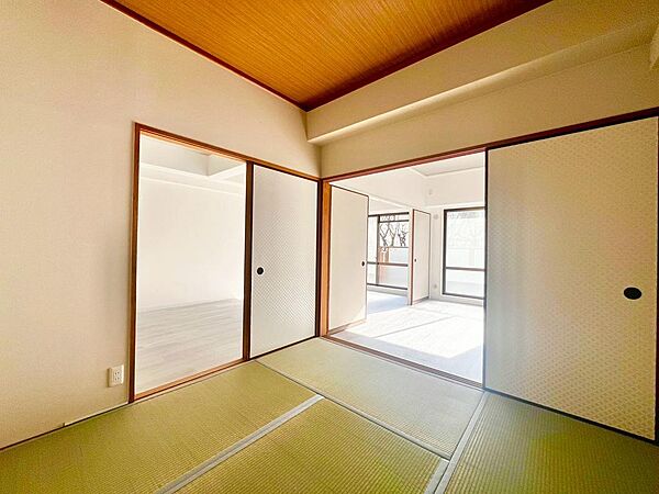 和室ございます♪一息つく時の癒しの空間や客間にも使えますね☆お子様のお昼寝スペースにもぴったりです♪