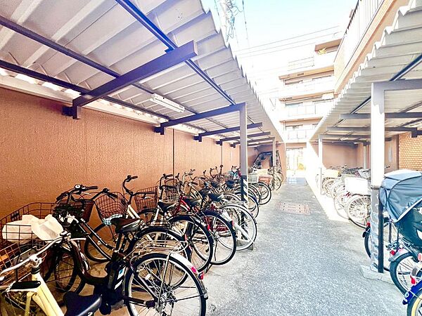 【駐輪場】屋根ございますので、雨で自転車が濡れないのは、嬉しいポイントですね！