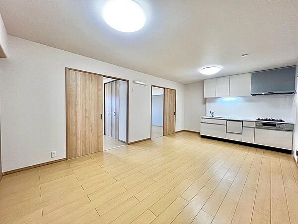 【ＬＤＫ約１３帖】ゆとりあるリビングに家族の時間も増えますね！２つの部屋に隣接しているので、身近に感じますね♪
