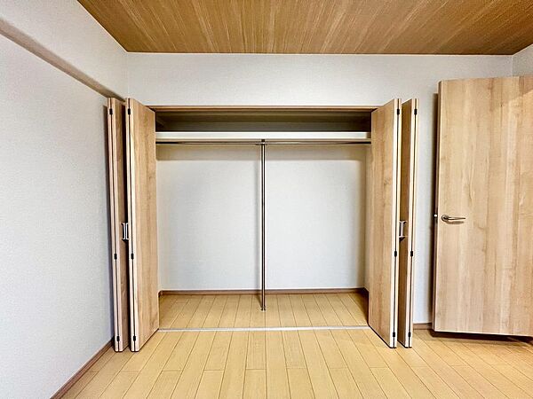 【クローゼット】お部屋を広く利用するために必須なクローゼットが全室付いています♪もちろんお荷物を収納されても良しの勝手の良いクローゼットは嬉しいですね♪